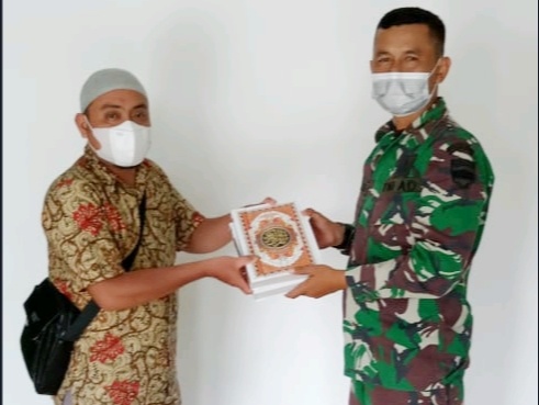 Koramil 03/Bgs Serahkan Bantuan Al-Quran untuk Panti Asuhan