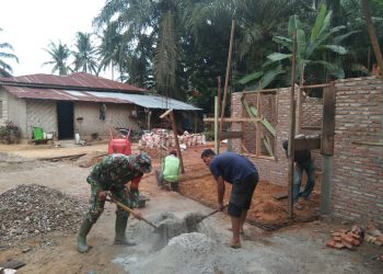 Sertu Dedi Purnama bersama warga melanjutkan perehaban rumah Program Pra TMMD, Rabu (09/6).