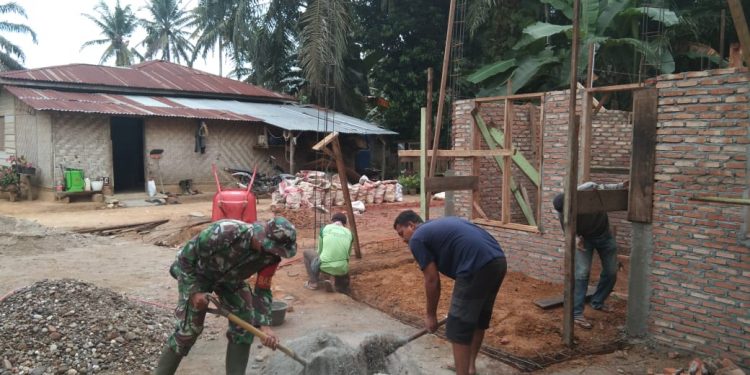 Sertu Dedi Purnama bersama warga melanjutkan perehaban rumah Program Pra TMMD, Rabu (09/6).