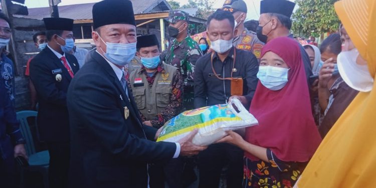 Kunjungi Korban Kebakaran, Bupati Rohil Akan Bantu Pembangunan Dua Unit Rumah