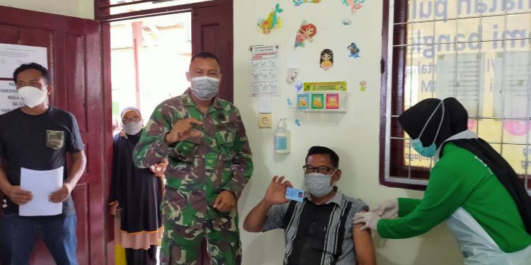 Danpos Kota Dampingi Serbuan Vaksin di Wilayah Koramil 03/Bgs