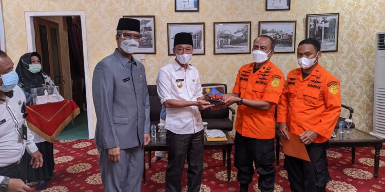 Bupati Rohil Serahkan Sertifikat Tanah untuk Basarnas