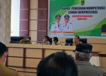 Rapat Evaluasi Kinerja Camat, Afrizal Sintong Tegaskan Pelayanan Publik Diutamakan