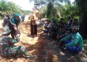 Ditemani Kopi, Satgas TMMD Komsos dengan Masyarakat Suak Temenggung