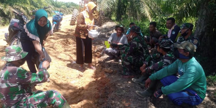 Ditemani Kopi, Satgas TMMD Komsos dengan Masyarakat Suak Temenggung