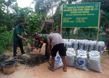 Pupuk Kompos Anjuran Satgas TMMD Ke Petani Untuk Demplot Cabai