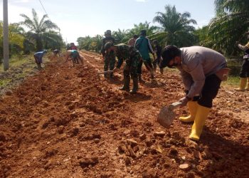 TNI-Polri Goro Bersama Masyarakat Giat TMMD di Suak Temenggung