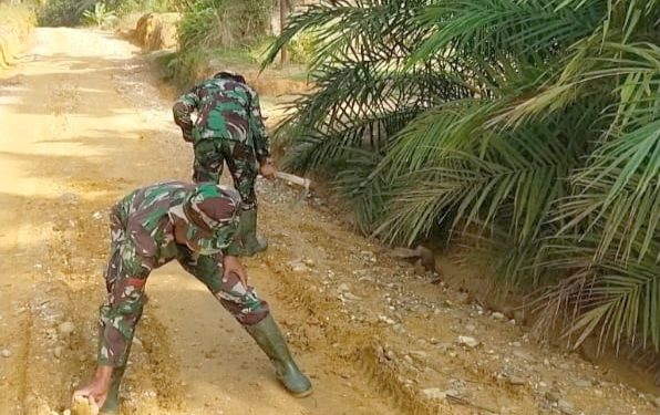 Giat TMMD Gunakan Alat Manual, TNI dan Masyarakat Tetap Semangat Sasaran Aukas