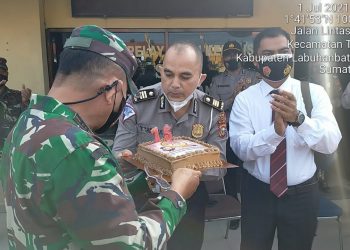 HUT Bhayangkara, Danramil 03/Bgs Beri Surprise ke Polsek