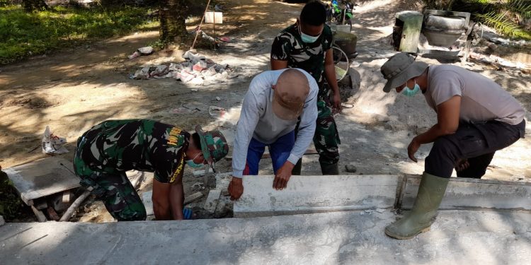 Support Anggota, Dan SKK Ikut Kerja Pembangunan Box Culvert TMMD