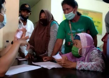 Meski Sudah Renta, Muslimah Semangat Ikuti Vaksinasi Serbuan TNI