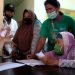 Meski Sudah Renta, Muslimah Semangat Ikuti Vaksinasi Serbuan TNI