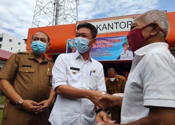 Bupati Rohil Afrizal Serahkan Bantuan Sosial PPKM 