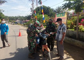 Cegah Penularan Covid-19, Babinsa Koramil 03/Bgs Bagi-bagi Masker