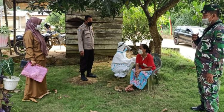 Cegah Penularan, Babinsa Koramil 03/Bgs dan Nakes Lakukan Traccing