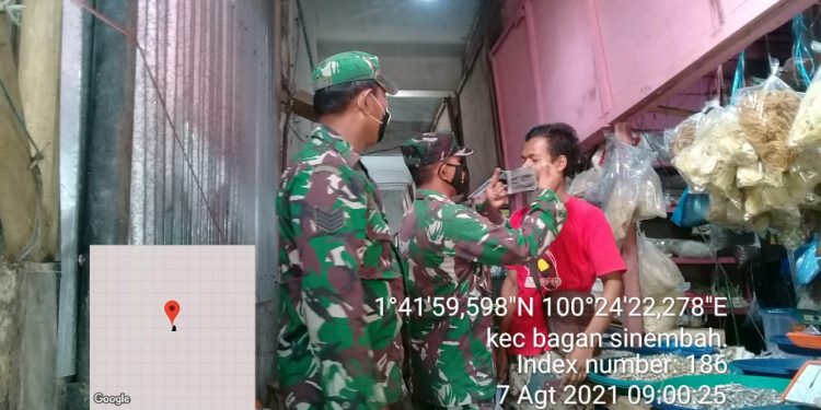 Babinsa Koramil 03/Bgs Tegur Warga yang Tak Patuh Prokes