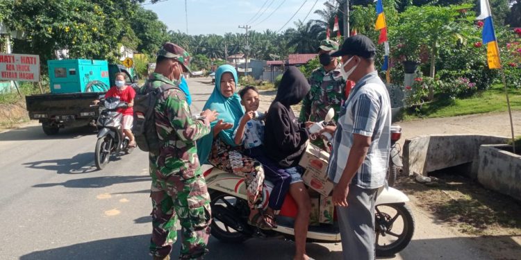 Babinsa Koramil 03/Bgs Tegakkan Prokes dan Bagikan Masker