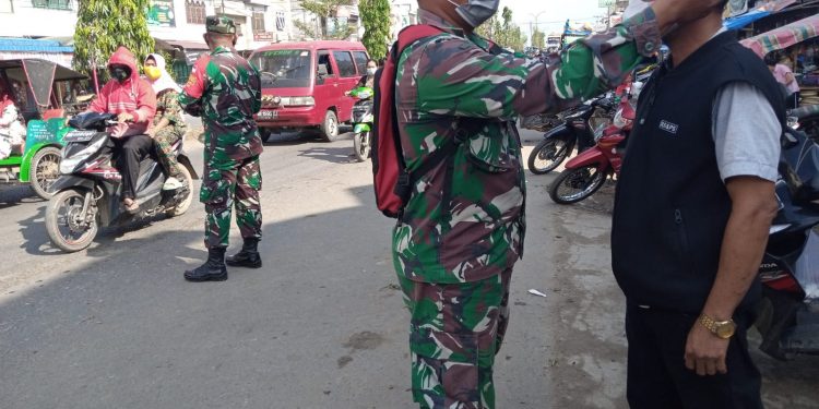 Cegah Penularan Covid-1, Babinsa Koramil 03/Bgs Tegakkan Prokes