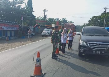 Babinsa Koramil 03/Bgs Bersama Polri dan Nakes Lakukan Penyekatan