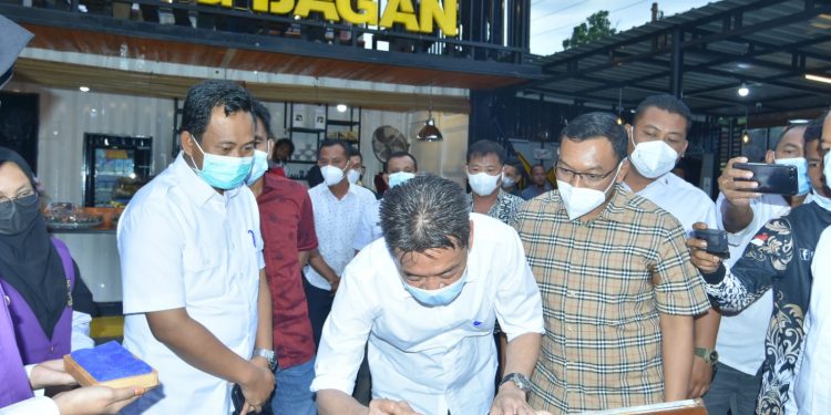Tempatnya Keren, Bupati Rohil Resmikan Coffe Uyang Bagan