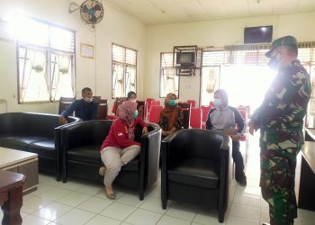 Babinsa Koramil 03/Bgs Komsos dengan Nakes Puskesmas