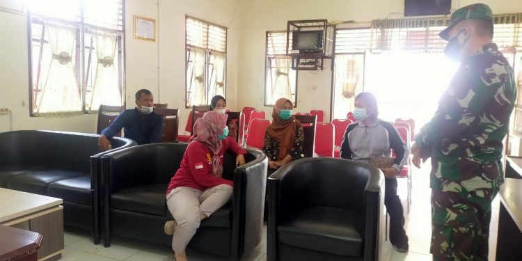 Babinsa Koramil 03/Bgs Komsos dengan Nakes Puskesmas