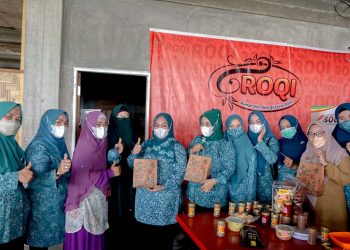 Support UMKM, Ketua PKK Rohil Tinjau Pembuatan Terasi di Bagansiapiapi