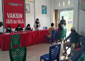 Babinsa Koramil 03/Bgs Melaksanakan Serbuan Vaksin TNI di Simpang Kanan