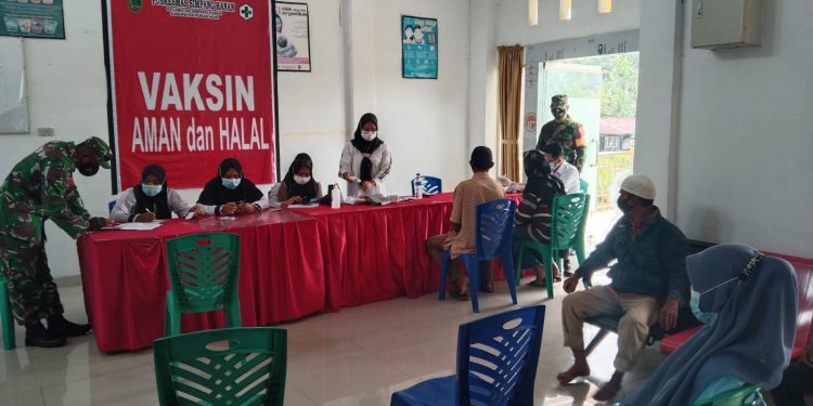 Babinsa Koramil 03/Bgs Melaksanakan Serbuan Vaksin TNI di Simpang Kanan