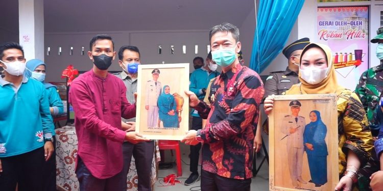 Bupati Resmikan Gerai Oleh-oleh Khas Rohil