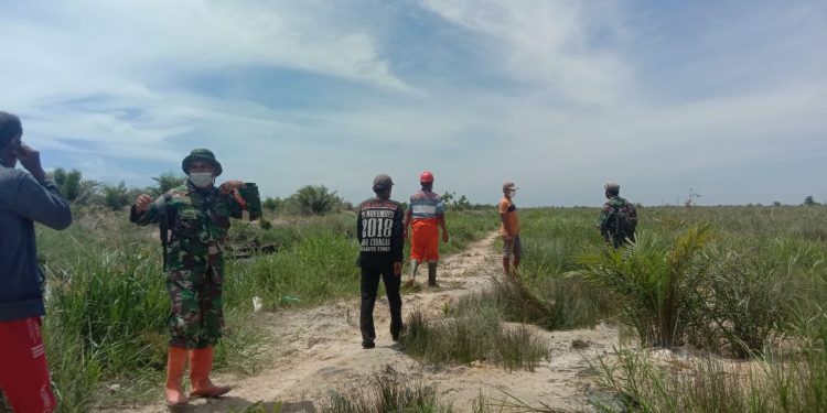 Antisipasi Karhutla, Babinsa dan MPA Patroli Karhutla di Basira