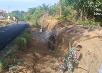 Bersama Warga, Koramil 03/Bgs Goro Bersihkan Kanan Kiri Jalan