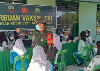 Koramil 03/Bgs Gelar Serbuan Vaksin TNI untuk Pelajar dan Masyarakat Umum