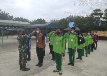 Tanamkan Rasa Cinta Tanah Air, Babinsa Latih Siswa Baris Berbaris