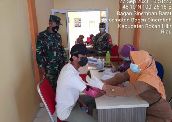 Babinsa 03/Bgs Dampingi Warga Ikut Serbuan Vaksin TNI di Basira