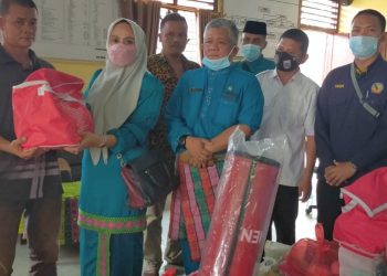 Dampingi Dinsos, Camat Serahkan Bantuan kepada Korban Kebakaran