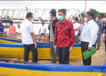 Bupati Rohil Bagikan Perahu Mesin Kepada Nelayan Jumrah