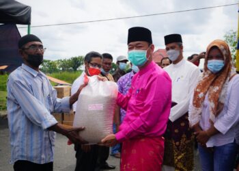 Dukung Swasembada Padi, Bupati Rohil Serahkan Bantuan untuk 2000 Hektar Lahan