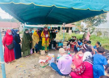 Camat dan Ibu-ibu BKMT Bagan Sinembah Bantu Korban Kebakaran