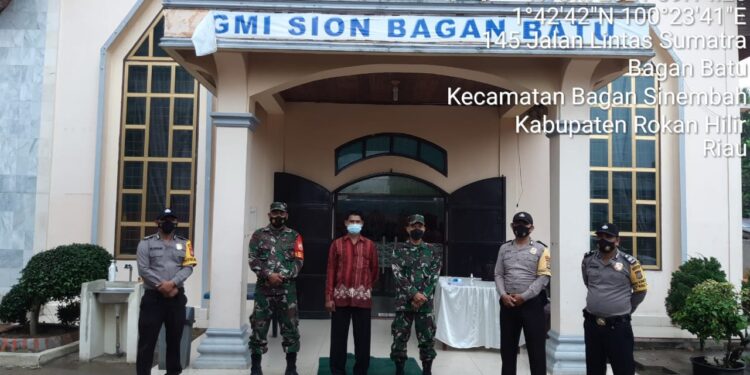 Bersama Polsek, Koramil 03/Bgs Tegakkan Prokes di Gereja GMI
