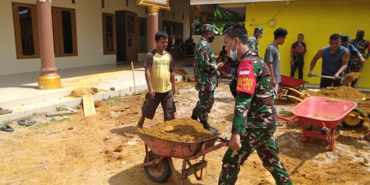 Bersama Warga, Pok 4 Koramil 03/Bgs Goro di Bukit Badak