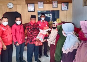 Peringati Hari Sumpah Pemuda, PDI-P Rohil Bagi-bagi Sembako