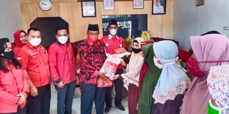 Peringati Hari Sumpah Pemuda, PDI-P Rohil Bagi-bagi Sembako