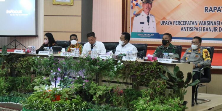 Rakor Percepatan Vaksinasi, Bupati Rohil: Peran Camat dan Penghulu Sangat Penting