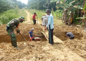 Babinsa Koramil 03/Bgs Goro Bersama Warga Lebarkan Parit