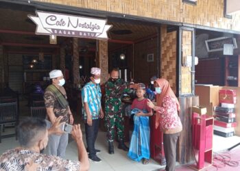 Babinsa Koramil 03/Bgs Dampingi Warga Ikut Khitan Masal HKN ke 57