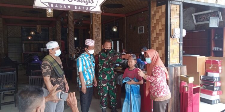 Babinsa Koramil 03/Bgs Dampingi Warga Ikut Khitan Masal HKN ke 57