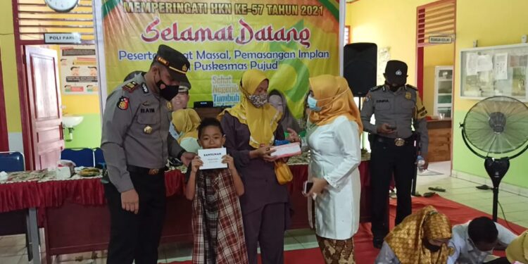 Hadiri Khitanan Masal HKN ke 57, Kapolsek Pujud Berikan Santunan