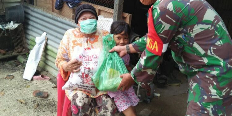 Peduli Warga, Babinsa Koramil/Bgs Beri Bantuan Sembako