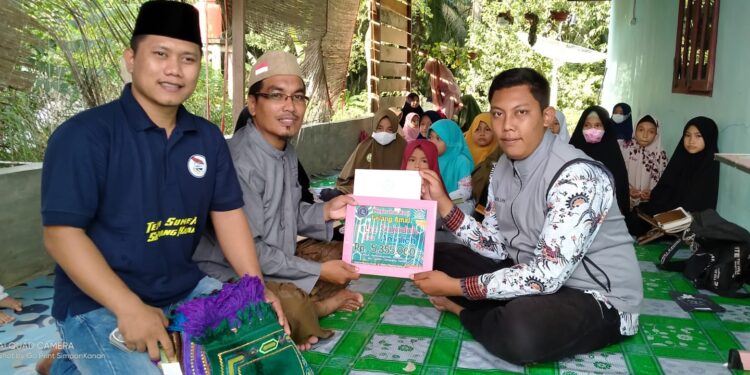 Tim Sumber Simpang Kanan Salurkan Hasil Lelang Sajadah Untuk Rumah Qur’an As-Syakir